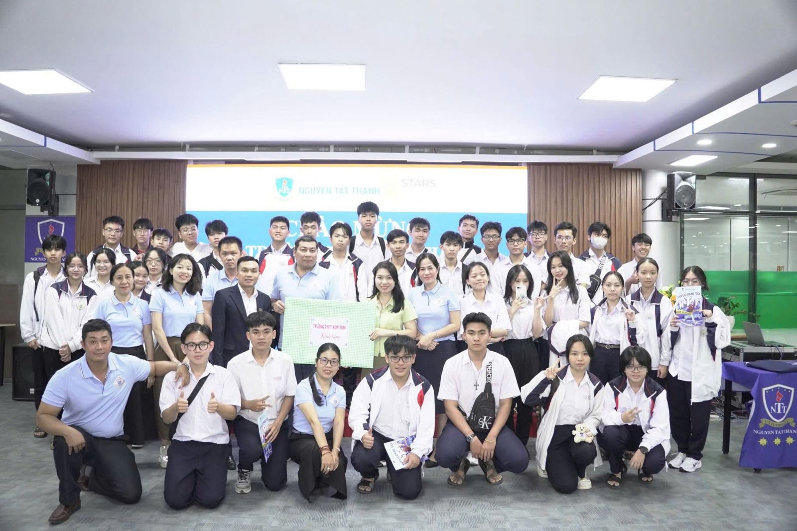 TRƯỜNG THPT KON TUM: ĐỊNH HƯỚNG NGHỀ NGHIỆP CHO HỌC SINH TRẢI NGHIỆM THỰC TẾ TẠI CÁC TRƯỜNG ĐẠI HỌC Ở TP. HỒ CHÍ MINH